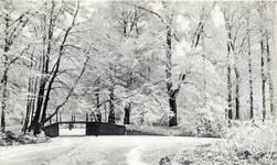 15945 Gezicht op de bevroren vijver met brug in het park van Slot Zeist te Zeist in de sneeuw.